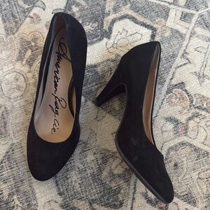 Suede black pumps